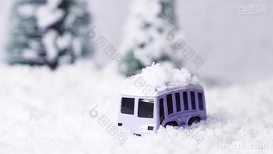 雪地上的紫色<strong>小</strong>汽车<strong>圣诞</strong>节镜头